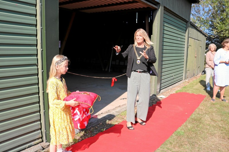 Dagens fødselar, 11 årige Cecilie overrækker "guldsaksen" til borgmester Birgit S. Hansen. Foto: Tommy Thomsen