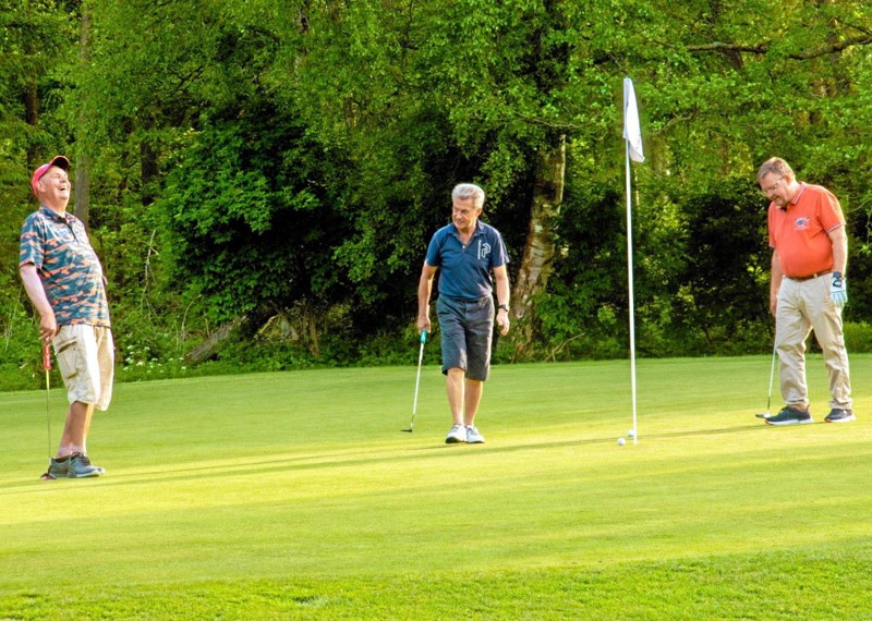 Hvis man lider af en kronisk sygdom, kan man deltage i et gratis tre ugers forløb i Dronninglund Golfklub.PR-foto