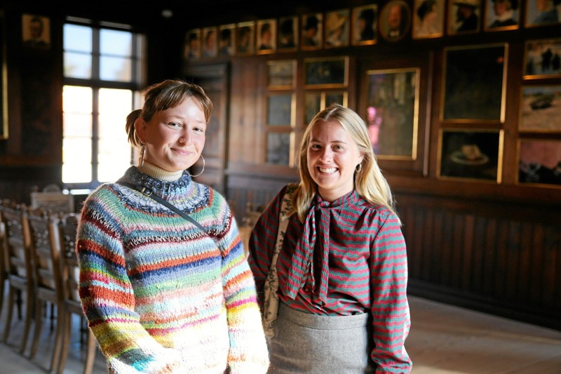 Rosa Mørch Jørgensen og Asta Broo Mørch fra København er taget på venindetur til Skagens Museum. Foto: Skagens Kunstmuseer