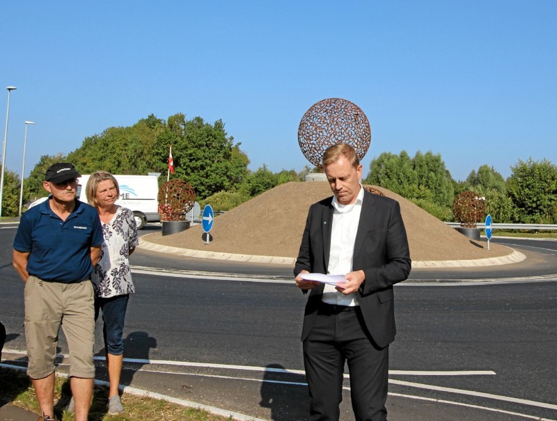 Formanden to Teknik- og Miljøudvalget, Peter Stecher, glædede sig over den fine udsmykning af rundkørslen. Yderst til venstre ses Klaus Jensen, der har fremstillet de fem kugler.Foto: Jørgen Ingvardsen