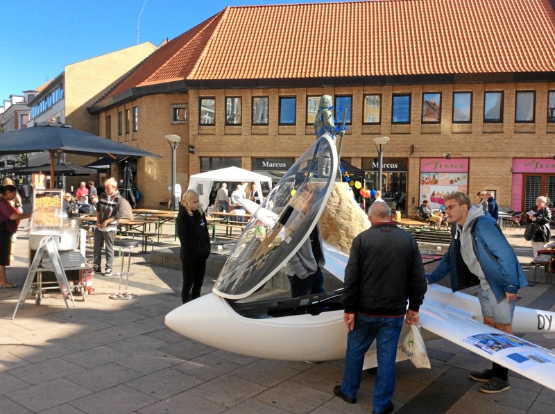 Nordjysk Svæveflyveklub var med i Foreningernes Dag i Gågaden 2016. I år kan du møde dem 12. september 10-17 på Understedvej 150 i Sæby