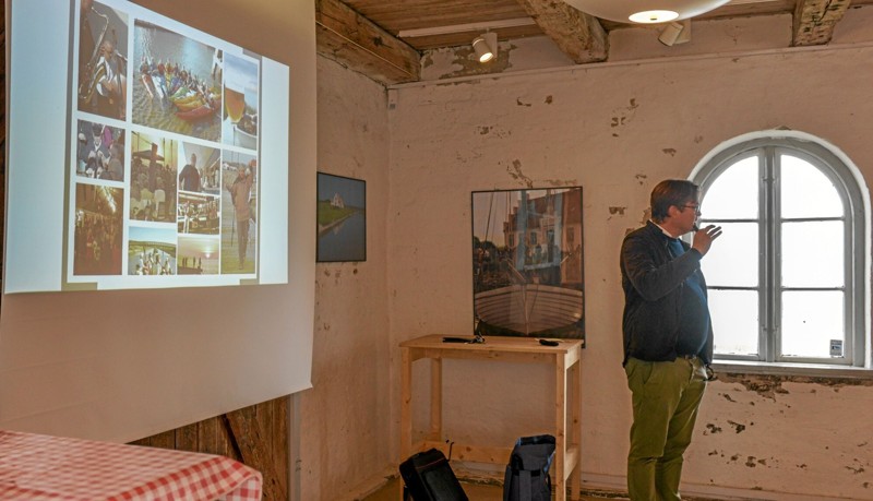 De godt tredive UCN studerende fra Aalborg fik fortalt Løgstørs historie af museumsdirektør Anders Bloksgaard, inden de blev sluppet løs i byen. Foto: Mogens Lynge