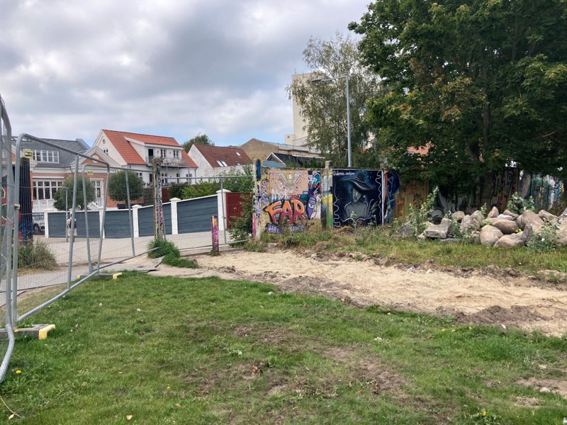 Op ad Kanalstien lægges der an til en ny sti samt en af de broer, der skal sørge for, at man kan komme fra vest til øst igennem Karolinelund. Foto: Anne Norre
