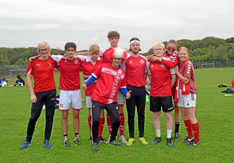På en dag hvor Danmark slog Israel med 5-0 i Parken, var det de rød- og hvidklædte elever i 3.s, der løb af med førsteprisen i idrætsdagens udklædningskonkurrence. Privatfoto