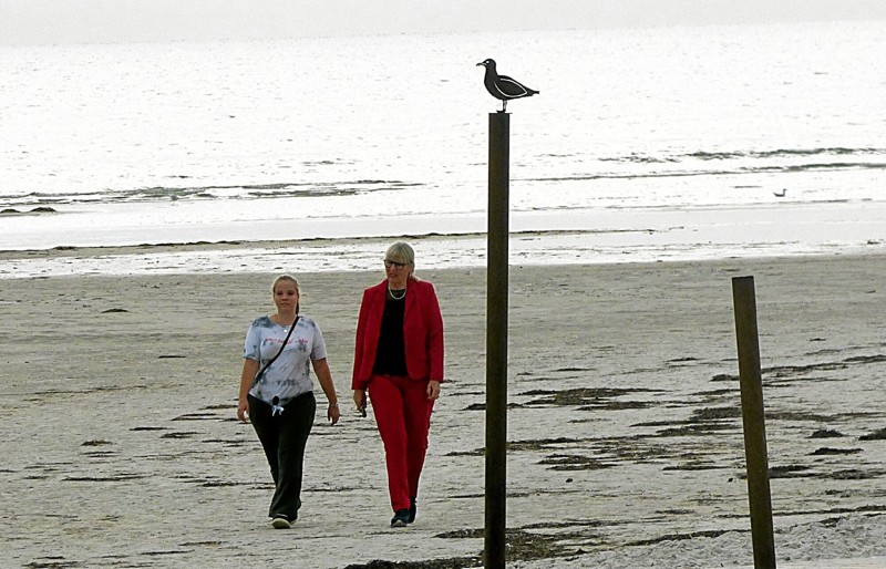 Den brede sandstrand på tangen syd for havnen indbyder til en frisk gåtur. Foto: Ejlif Rasmussen