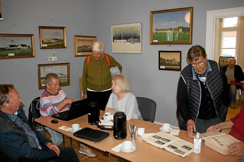 Frivillige fra Sæby Byhistoriske Arkiv fortæller gerne historien bag billederne. Foto: privat