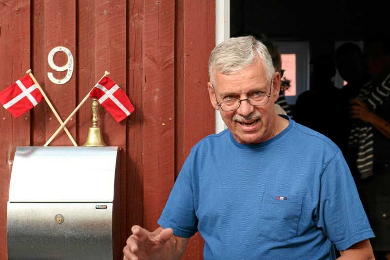 Efter et par slag med skibsklokken kunne formanden for Sæby Sejlklub, Ole Pedersen byde velkommen til de mange gæster. Foto: Tommy Thomsen