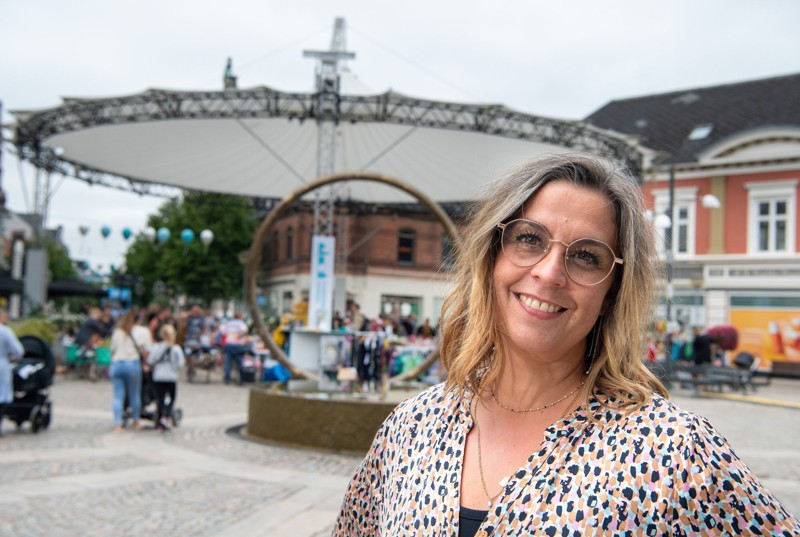 Rikke Ejsenhardt er event- og aktivitetschef i Hjørring Handel, og hun har været med til at løfte byen med en stribe store som små events. Denne sommer med den store sommersatsning Sommerby Hjørring. Foto: Bente Poder