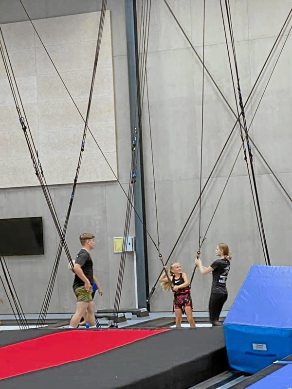 Gymnaster og trænere nyder de nye faciliteter i springcentret i Sæby Spektrum.