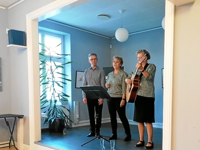 For Retfærdigheden dannede rammen for Trio a Capellas smukke sang af både Halfdan Rasmussen og Benny Andersen. Foto: Frederikshavn Bibliotek