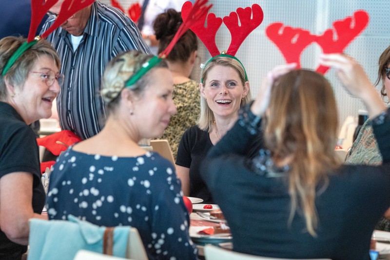 Klar til at fejre titlen som Årets Juleby. Lise Brobak fra Matas på Springvandspladsen i festligt selskab.