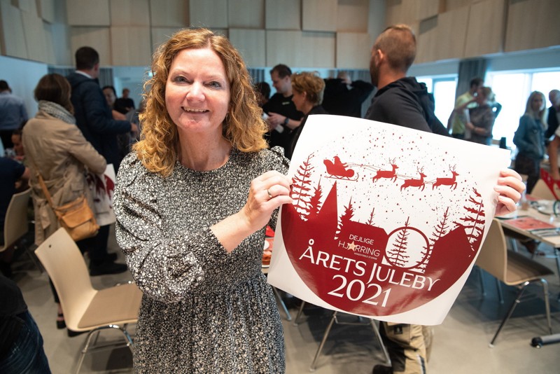 Formand for Hjørring Handel, Betina D. Jensen, med årets julelogo, som medlemmerne af Hjørring Handel sætter op i vinduerne.