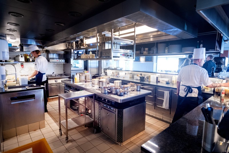 Køkkenet ser mod Michelin-stjernerne.  Foto: Torben Hansen