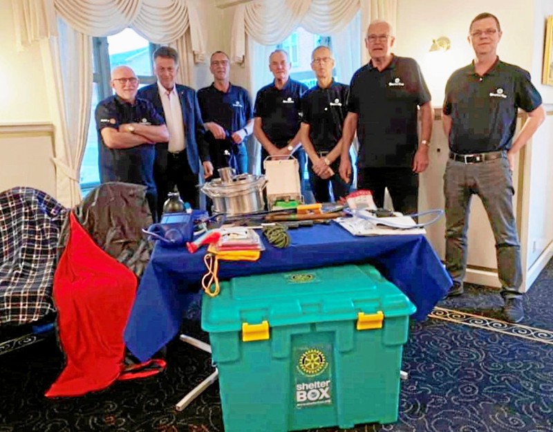 Rotary Dronninglund støtter den internationale nødhjælpsorganisation ShelterBox og demonstrerer hvad indsatsen består i i forbindelse med Open by Night i Dronninglund 3. september.Privatfoto