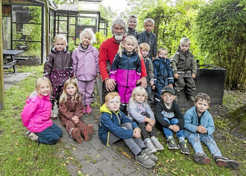 Børnehaveleder Jørgen Bach havde fredag sidste arbejdsdag. Her er han omgivet af nogle af børnene på Kornumgaards store naturlegeplads. Foto: Allan Mortensen