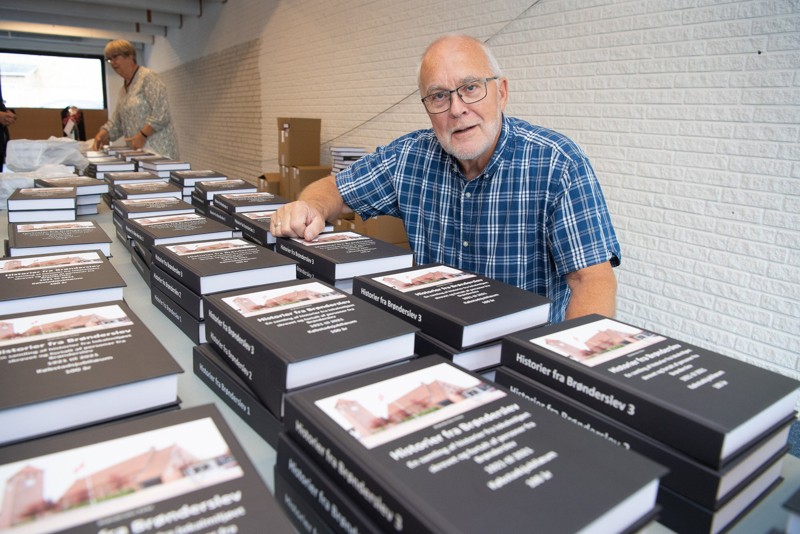 Jens Otto Madsen udgiver bog 9 og 10 om Vrensted. Arkivfoto fra en tidligere bogudgivelse med Brønderslev-historier.