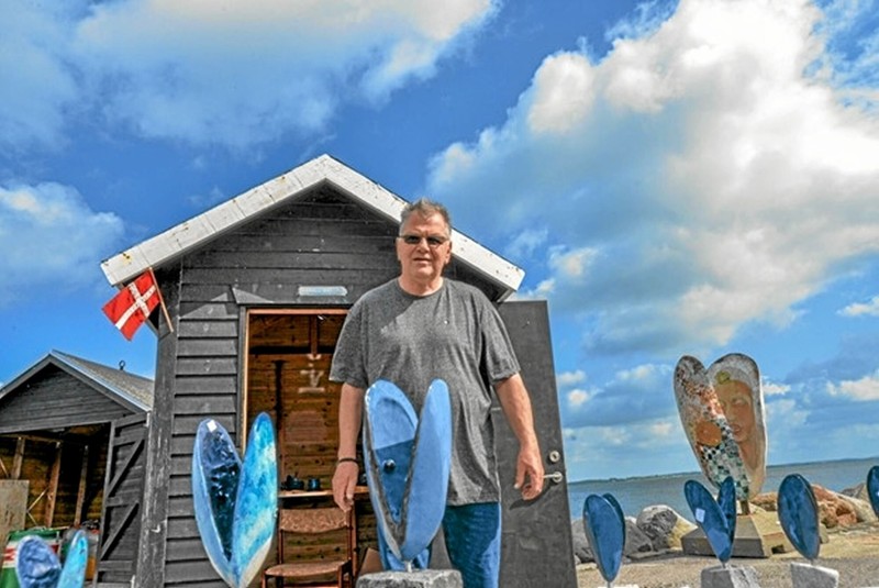 Harald Welling foran det sorte hus på havnen, hvor han sælger sine værker. Foto: Mogens Lynge