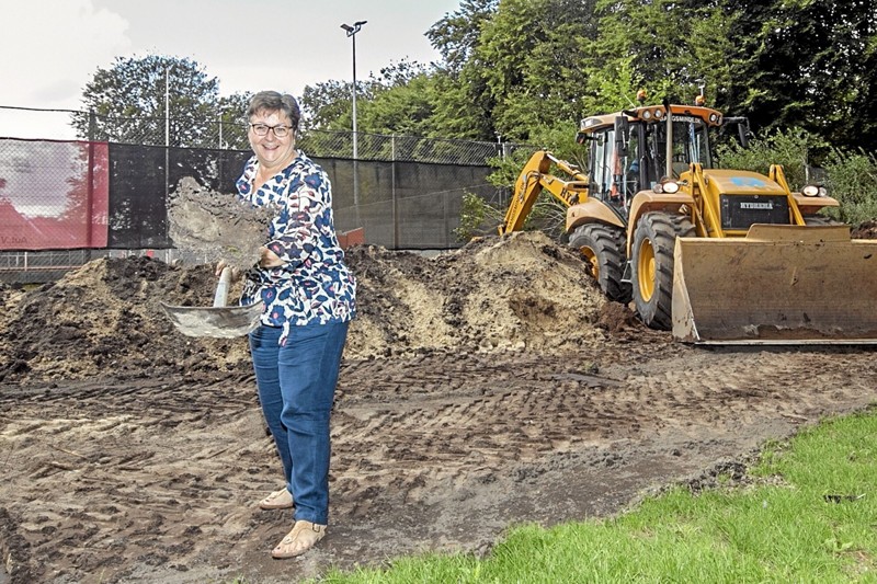 Formanden for Brønderslev Tennisklub, Anette Aggerholm tog forleden det første spadestik til de nye padel-baner. Foto: Allan Mortensen