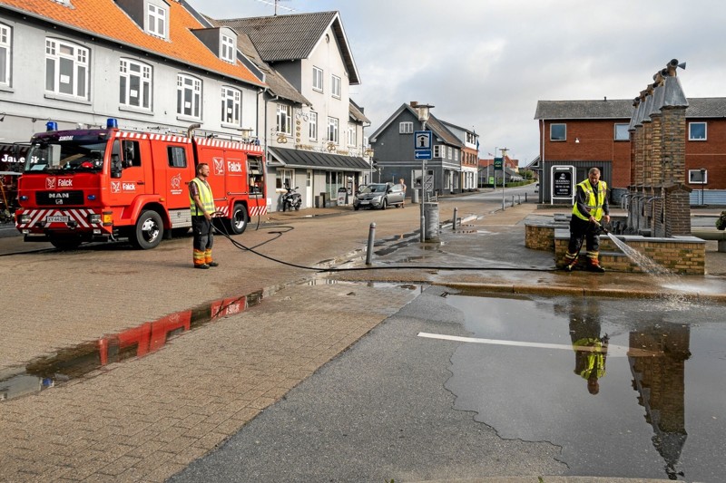 Falck i Sindal rengør Nørre Torv i anledning af det forestående jubilæum. Foto: Niels Helver