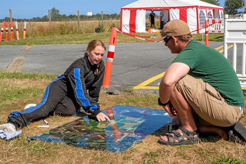 20-årige Emma Sophie Klein fra Frederikshavn får instruktion om flyvepladsen, inden hun skal foretage spring. Foto: Niels Helver