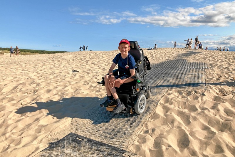 Jacob Birkbak glæder sig til, at han også i år får lov til at opleve den fantastiske udsigt fra toppen af Råbjerg Mile i uge 29, hvor Naturstyrelsen har udlagt køreplader, så gangbesværede og handicappede kan opleve en af de største sandmiler i Europa. Arkivfoto. Foto: Niels Helver