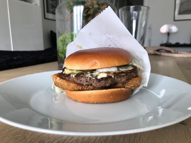 Der er svært at få øje på teriyaki-sovsen i den nye Tokyo Teriyaki-burger fra McDonald's. Foto: Victoria Skibsted