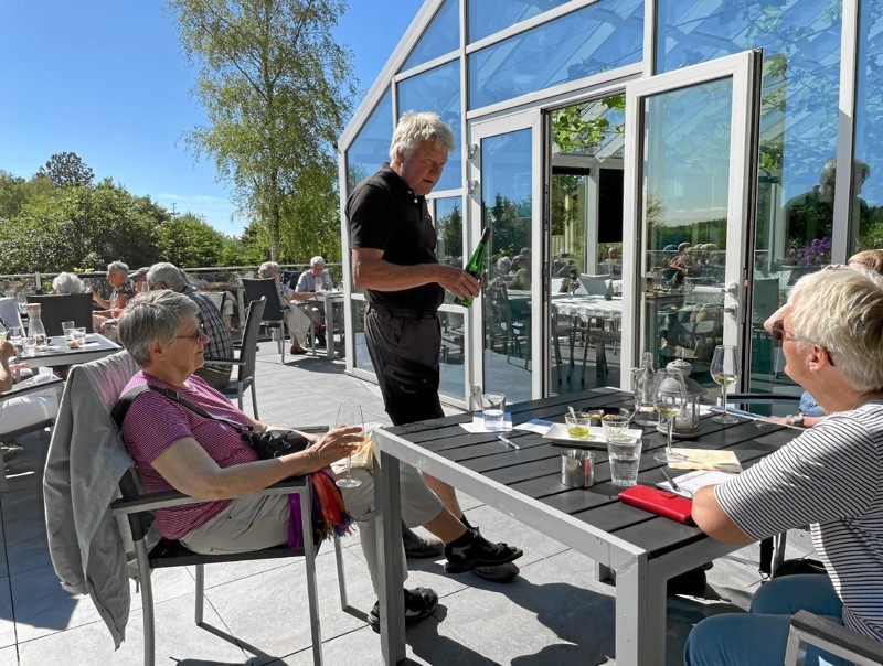 Og der kan naturligvis nydes et glas vin på terrassen. Foto: RebildPorten