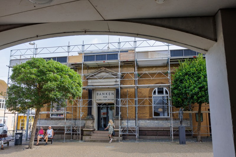 Det fik mange folk til at kigge op og opdage, at noget manglede, da Spar Nord i Hobro tidligere på året renoverede sit tag og facade.