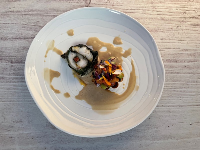 HimmerLands egen fine dining-restaurant, HimmerRiget, er nomineret i fire kategorier. Her er en servering med havtaske, der er pikeret - gennemboret - med chorizo. Fisken er omgivet af palmekål og lardo (italiensk spæk).