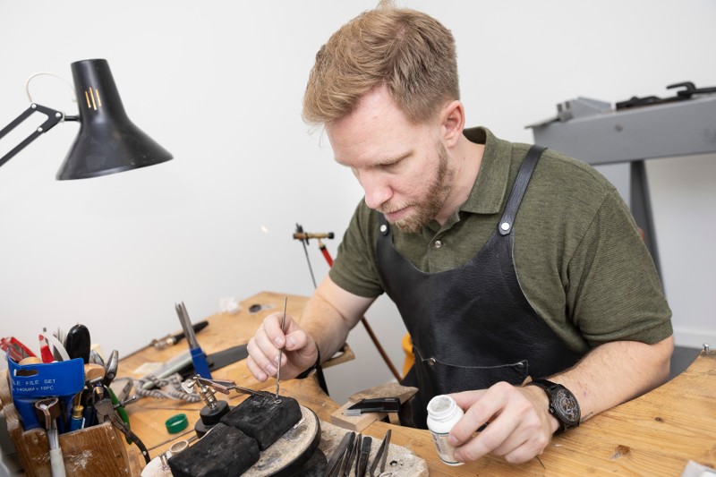 Kristoffer Abel Nilsen har butik og arbejdende værksted på Spritten. Nu kan du også komme på kursus hos ham og lære at lave smykker selv.