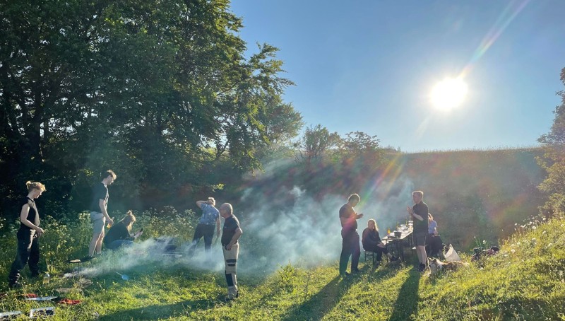 Udover at deltagerne lærer at lave mad over bål, bliver der blandt andet undervist i bålteknikker.