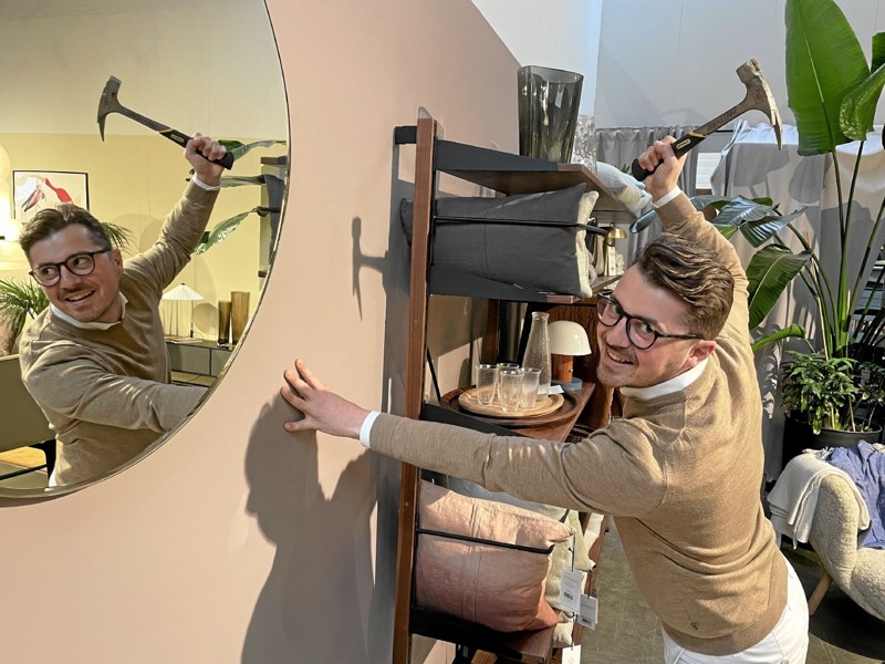 Snart begynder ombygningen i butikken, herunder nedrivning nogle vægge - illustreret af Tamer Kapetanovic, butikschef hos Byflou.com. Foto: Jesper Bøss