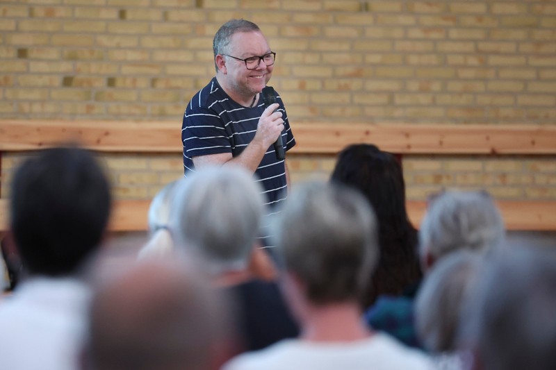 Klaus Andersen, som her ses ved et borgermøde om planerne for en ny købmandsbutik i V. Thorup, er ked af, at han p.t. ikke har den fornødne opbakning fra sit pengeinstitut. Han håber og tror dog fortsat på projektet.