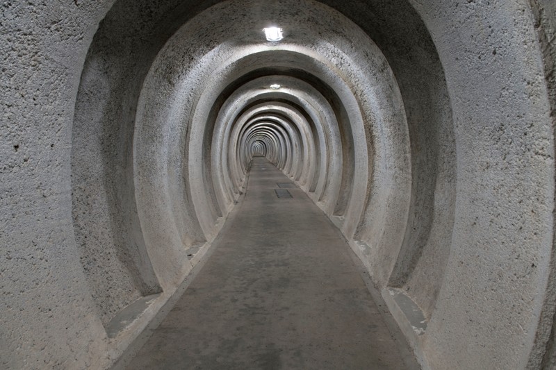 Den karakteristiske indgangstunnel er ca. 300 meter lang og leder ind til et bunkeranlæg på 5500 m2 med lægeklinik, regeringskontorer, indkvarteringsfaciliteter og meget andet. Alt står uberørt, og bunkeren er stadig fyldt med det originale interiør.