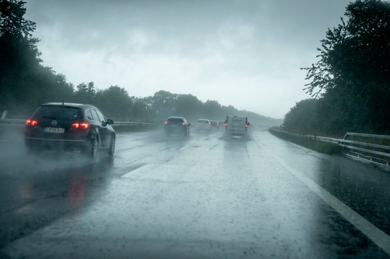Trafikken både til lands og til vands ser ud til at blive generet af vejret i løbet af fredagen.
