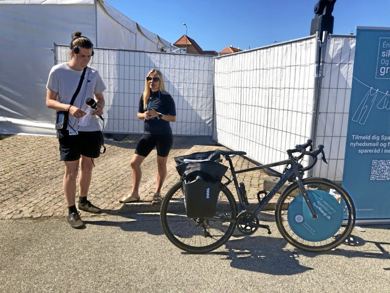 Lone Nørskov fra Energistyrelsen cykler rundt og giver gode råd. Her til DR Nordjylland. Privatfoto.