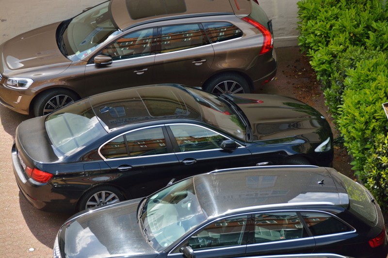 I sommerferien bliver det lidt nemmere at komme af med bilen i Aalborgs midtby, når handelsskolen stiller sine ferietomme parkeringspladser til rådighed. Arkivfoto: Colourbox