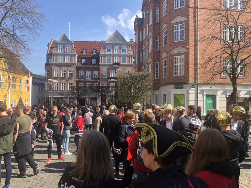 Mange er mødt op for at fejre Aalborg Pirates her tirsdag eftermiddag. Foto: Frederik Overgaard