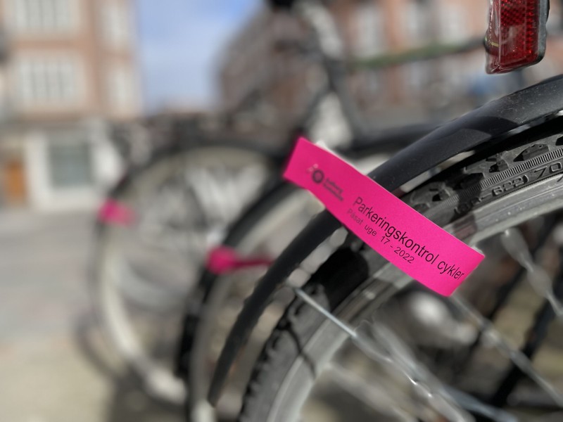 Omkring 3500 cykler får en pink hilsen fra kommunen i denne uge. Foto: Line Ettinger Julsgaard