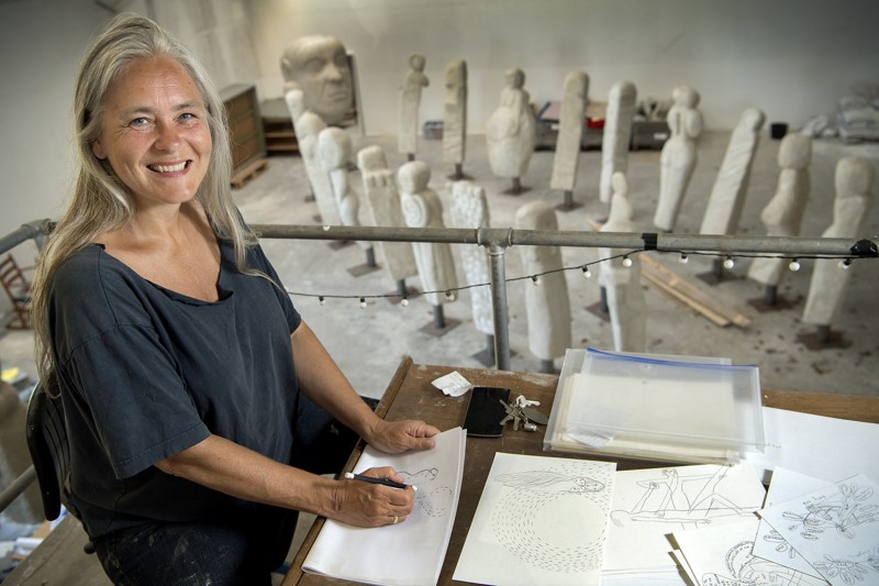 Billedkunstner Marit Benthe Norheim lægger hus til et seminar, hvor en lang række oplægsholdere og et panel vil debattere, om kunst kan være en del af helingsprocessen hos bl.a. ME-syge. Foto: Lars Pauli