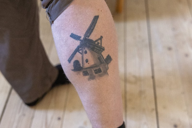 Jens Gajhede har fået tatoveret Sindal Mølle på den ene læg. 