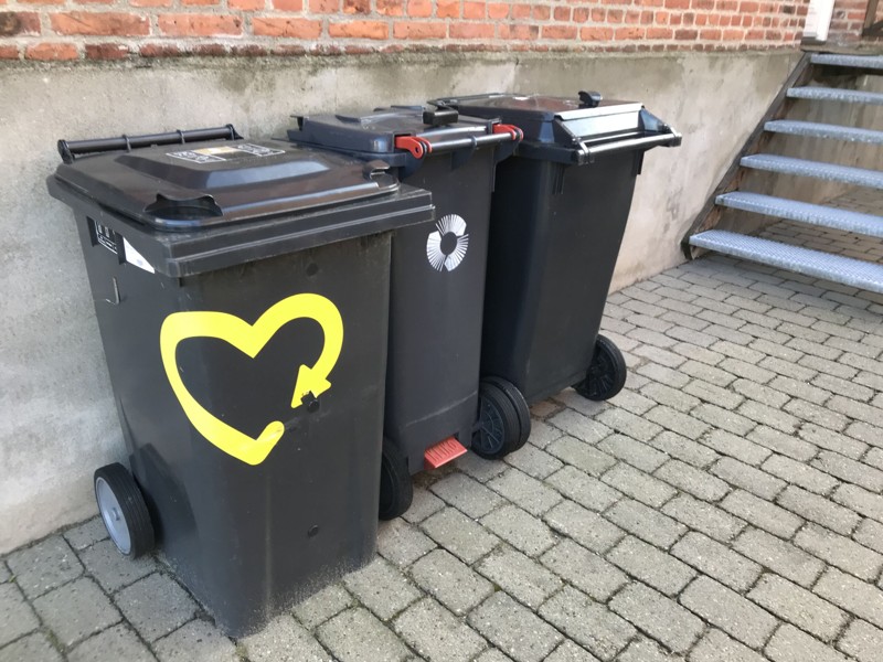 Selv om vi nu skal sortere anderledes, end vi plejer, betyder det ikke, at der kommer flere containere i indkørslen. Foto: Tina Larsen