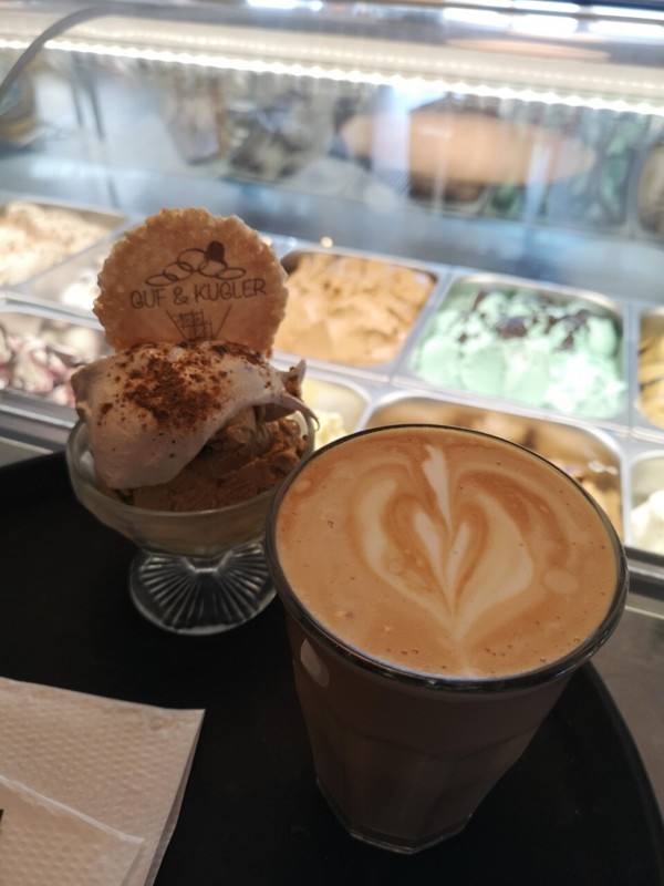 Opskriften på eksempelvis de 60 varianter af flødeis og 20 forskellige sorbet er noget af det, der følger med i prisen.