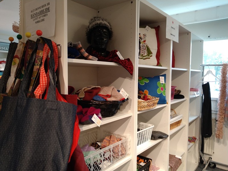 Du kan altid donere tøj i Røde Kors' genbrugsbutikker - eller smutte forbi Friluftsland i hele uge ni. Foto: Sarah Thun