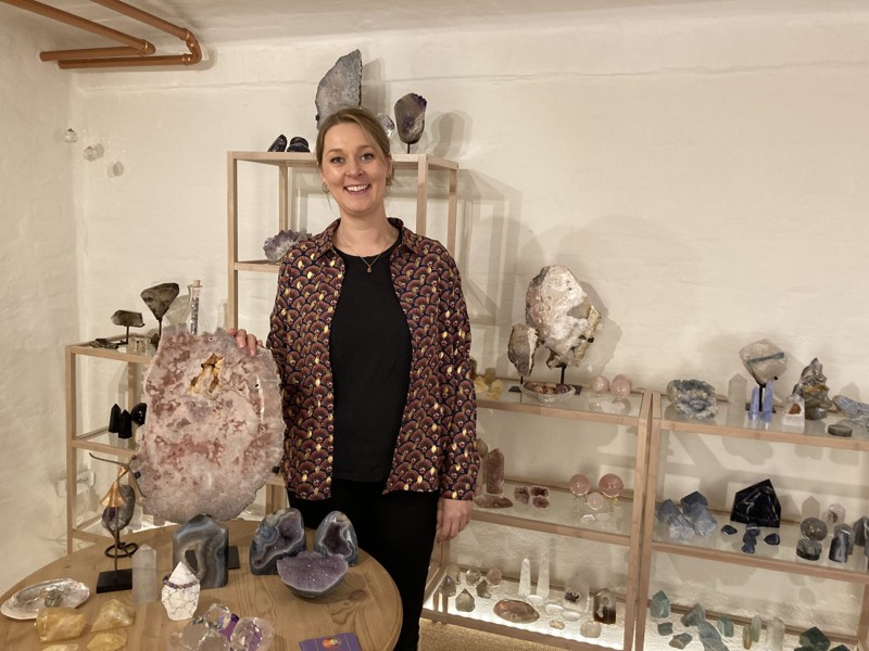 Malene Aagaard brugte hele opsparingen på at starte sit showroom med store og små krystaller. Foto: Sarah Thun
