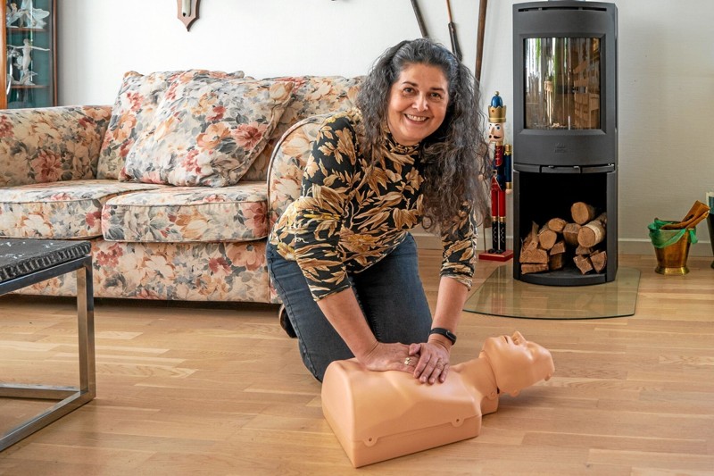 Marta Yepes fortæller, at “Tolne-Mosbjergs Hjertesag” under Landsbyrådet mangler penge til vedligeholdelse af områdets hjertestartere. Derfor håber hun, at lokalbefolkningen vil bakke op med et beskedent beløb til vedligeholdelsen. Foto: Niels Helver