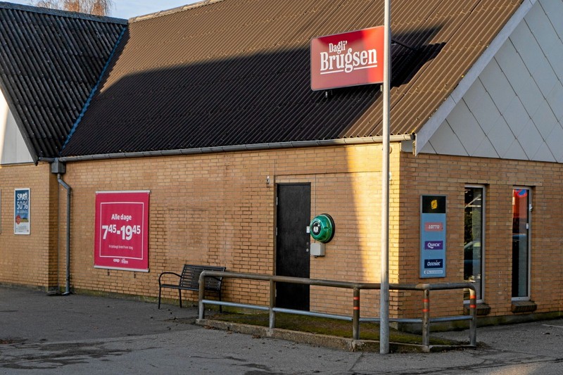 Der er placeret hjertestartere ved Dagli’ Brugsen, Tolne Vandværk, på hjørnet af Jerupvej/Tuenvej og i Dvergetved. Der er adgang til dem døgnet rundt. Foto: Niels Helver