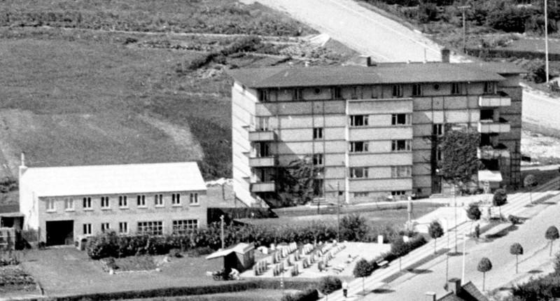 Da Klochhuset blev bygget i 1936 i Jernbanegade, var det et byggeri helt for sig i Hobro,