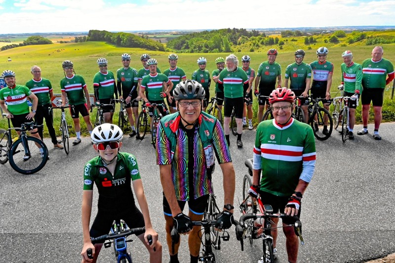 De gamle TRC-legender cyklede til Glyngøre for at overrække gave til Jonas Vingegaard. Her pit-stop ved Bjergby på Mors. Fra venstre Tobias Sørensen, 68-årige Henry Meinby Petersen, Thisted og 80-årige Christian Baun, Hurup. Foto: Ole Iversen