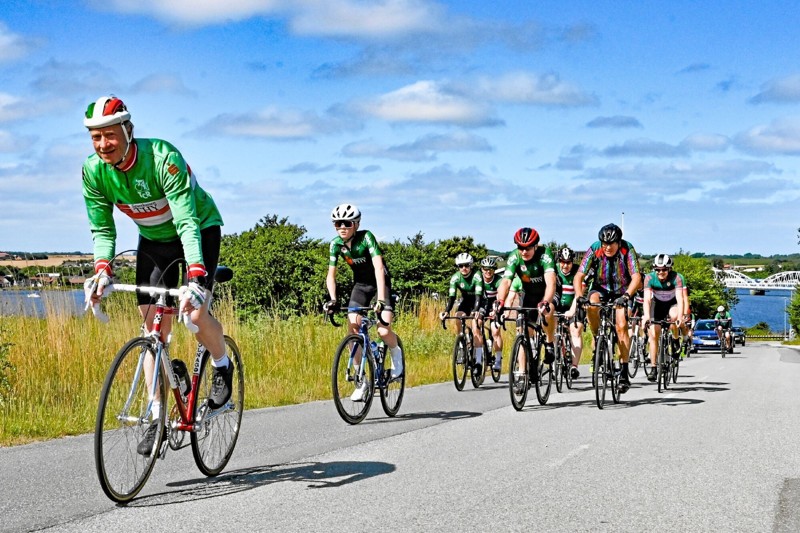 Sundby Bakke er hård. Her er det 50-årige Jakob Therkildsen, Dragør, der fører an i retrotøj og retro Colnago cykel. Foto: Ole Iversen